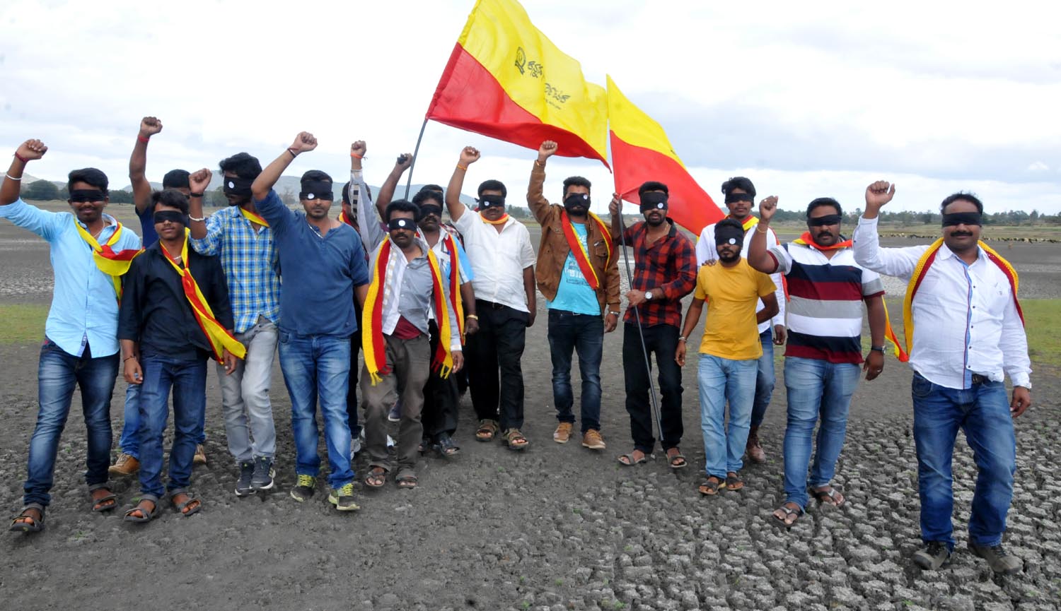 ಕಾವೇರಿ ವಿವಾದ: ಬತ್ತಿದ ಕೆರೆಯಲ್ಲಿ ಪ್ರತಿಭಟನೆ